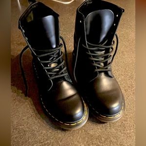 BLACK 1460W DR. MARTENS - SZ US 8 - WOMEN.  WORN 1x!